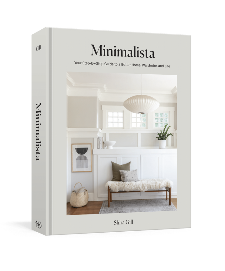 Book titled 'Minimalista' by Shira Gill on a white background